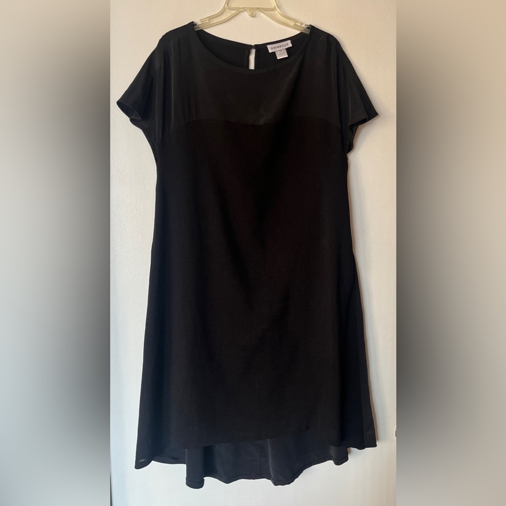 Emmelle 100% Silk Shift dress with a relaxed fit and side pockets size M